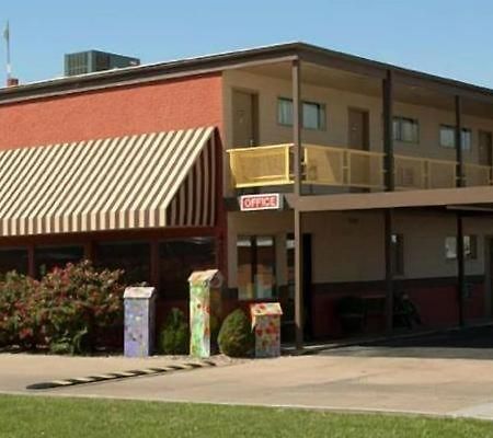 Big Bend Traveler'S Inn Great Bend Екстериор снимка