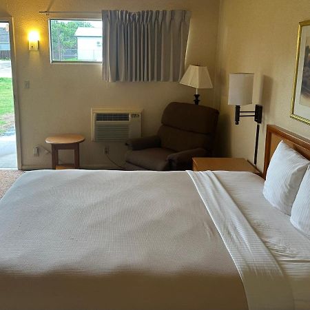 Big Bend Traveler'S Inn Great Bend Екстериор снимка