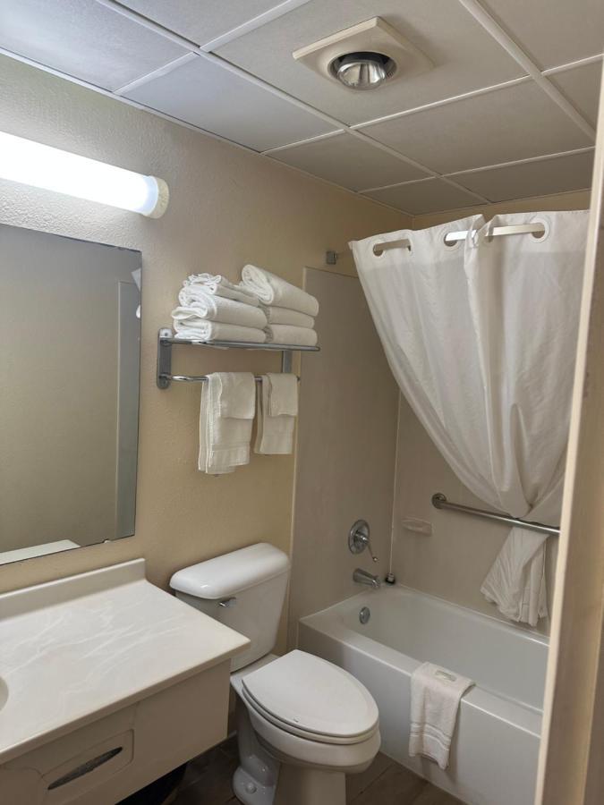 Big Bend Traveler'S Inn Great Bend Екстериор снимка