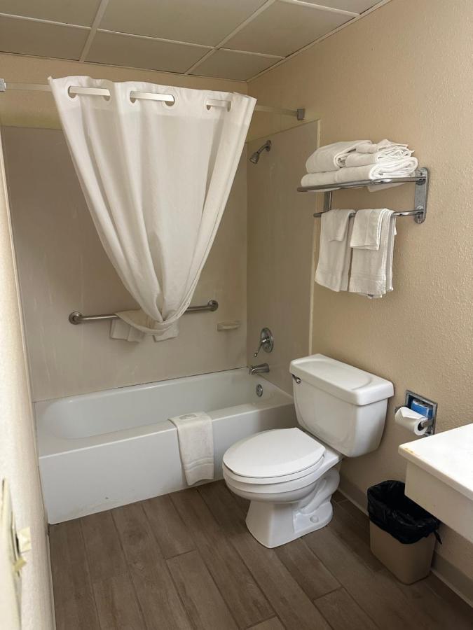 Big Bend Traveler'S Inn Great Bend Екстериор снимка
