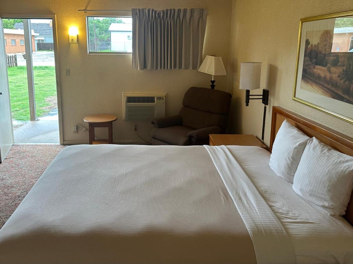 Big Bend Traveler'S Inn Great Bend Екстериор снимка